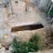 ...quelle che dovevano essere le tombe a fossa dellantica necropoli, risalente al primo insediamento monastico